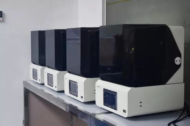  cina Fulong partner di odontoiatria digitale con soluzione di stampa 3D RAYSHAPE per ridurre in modo significativo il tasso di ripristino dell'impianto ritorno di stampi dentali! 